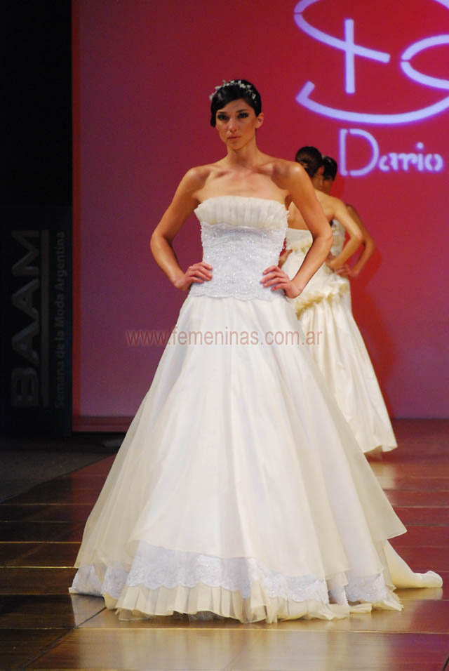 Vestido de novia strapless con pliegues Dario Arbina